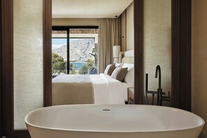 Suite ejecutiva, 1 cama King size y sofá cama, vista al mar | Minibar, caja de seguridad en la habitación y cortinas blackout 