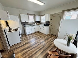 Private kitchen - Midtown Bungalow (San Antonio)