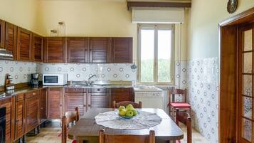 Frigorifero, piano cottura, lavastoviglie, macchina per tè/caffè