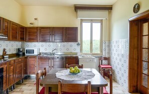 Réfrigérateur, micro-ondes, plaque de cuisson, lave-vaisselle