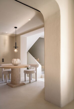 Unclassified image, 4 of 105, button