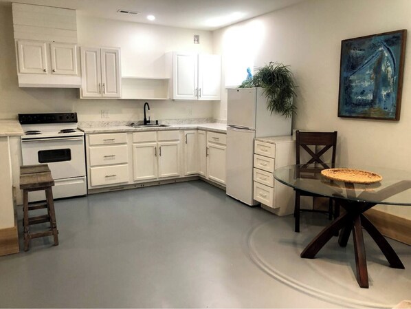 Frigorifero, microonde, forno, piano cottura