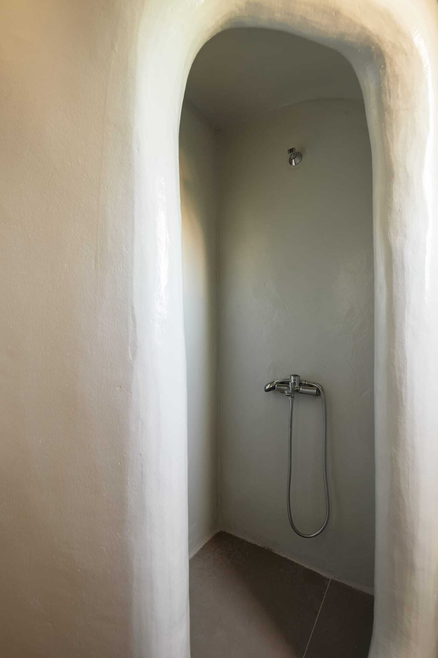 Chuveiro, secador de cabelo, toalhas de banho 