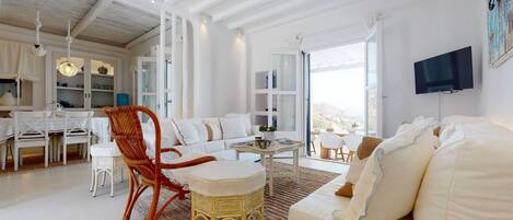 Tv, eldstad och kontor