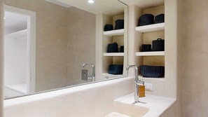 Dusj, hårføner og håndklær