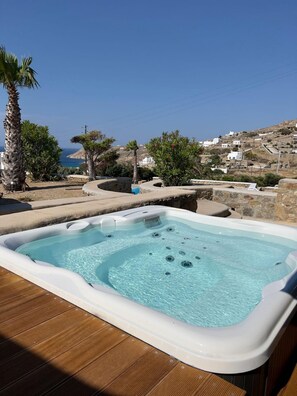 Outdoor spa tub - By Whitelist Mykonos (Mykonos)