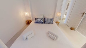 5 bedrooms, iron/ironing board, free WiFi, bed sheets