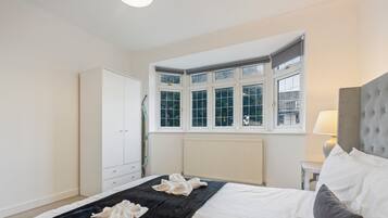 3 bedrooms, desk, iron/ironing board, WiFi