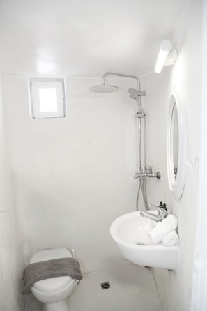 Douche, sèche-cheveux, serviettes fournies