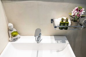 Dusche, Haartrockner, Handtücher