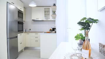 Fridge, microwave, oven, coffee/tea maker