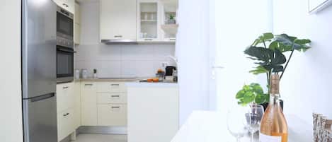 Fridge, microwave, oven, coffee/tea maker