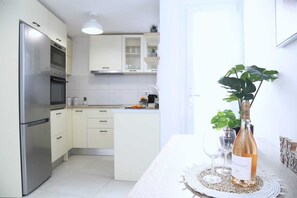 Kühlschrank, Mikrowelle, Ofen, Wasserkocher mit Kaffee-/Teezubehör