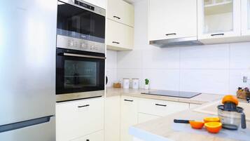Fridge, microwave, oven, coffee/tea maker