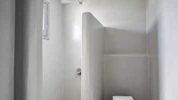 Douche, sĂšche-cheveux, serviettes fournies