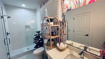 Douche, sèche-cheveux, serviettes fournies, savon