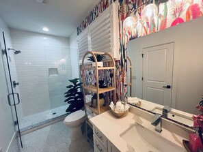 Shower, hair dryer, towels, soap - Perfect getaway in Corktown! (Detroit)