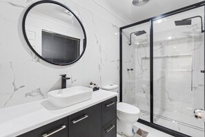 Shower, hair dryer, towels, soap - Forest view guesthouse (Stretton)