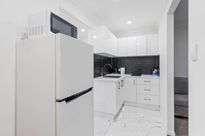 Refrigerador, microondas, parrilla de estufa y tetera eléctrica 