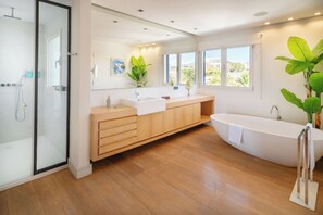 Douche, séchoir à cheveux, serviettes fournies