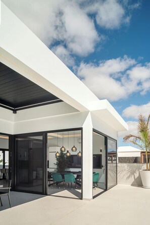 Outdoor dining - Toro 2 | 4 bedroom villa where modern elegance meets ultimate relaxation (Puerto Calero)