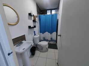 Toalhas de banho, sabonete, papel higiênico