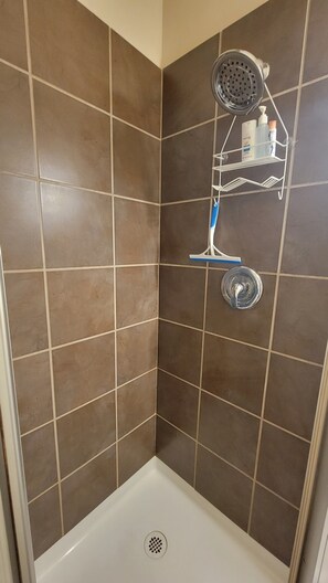 Dusche, Haartrockner, HandtĂŒcher, Seife