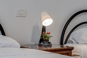2 soverom, skrivebord, strykejern/-brett og wi-fi