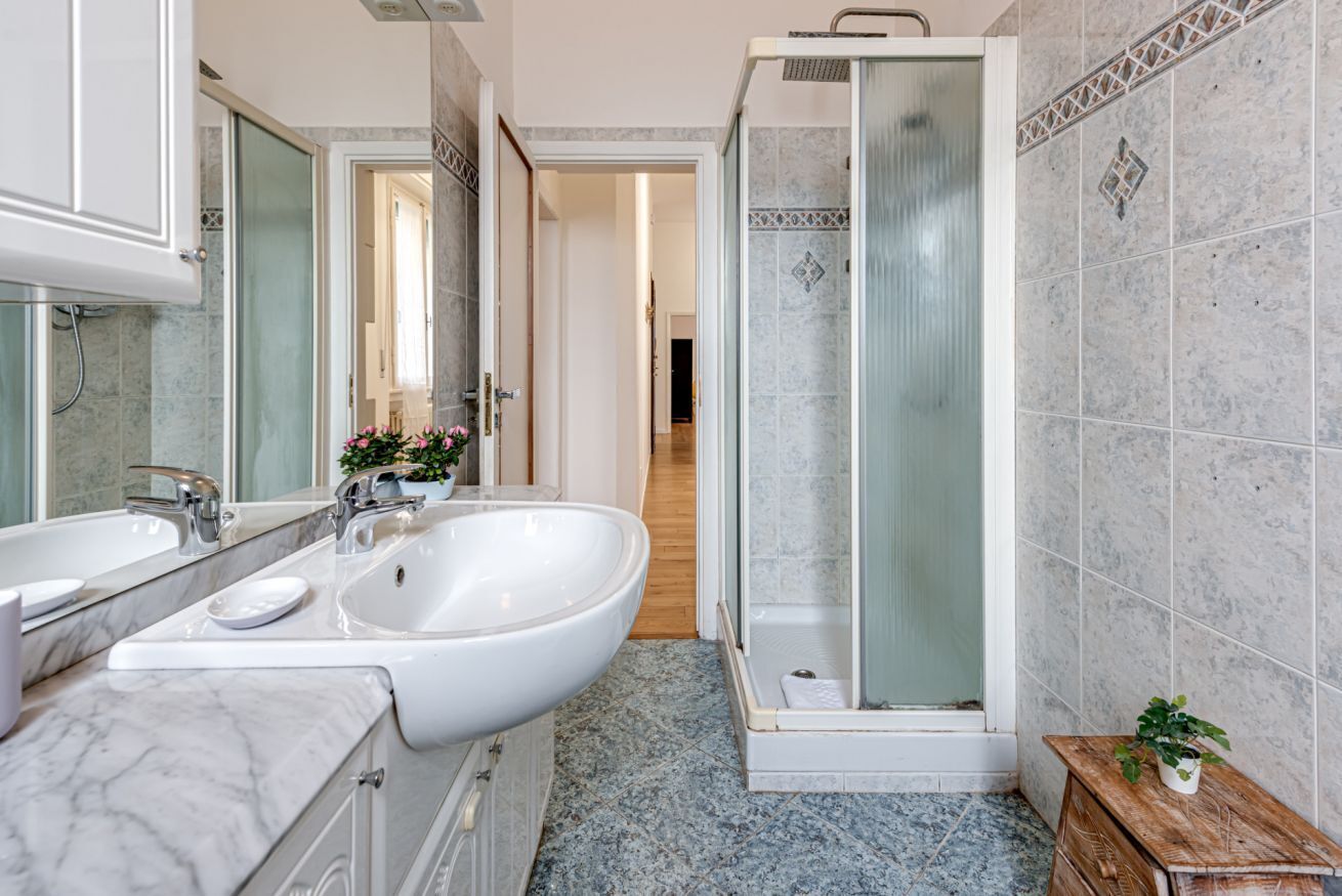 Doccia, asciugacapelli, bidet, asciugamani