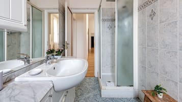 Doccia, asciugacapelli, bidet, asciugamani