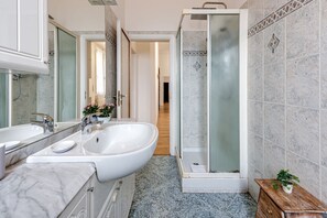 Dusj, hårføner, bidé og håndklær