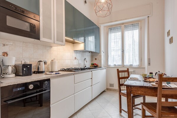 Fridge, microwave, oven, stovetop