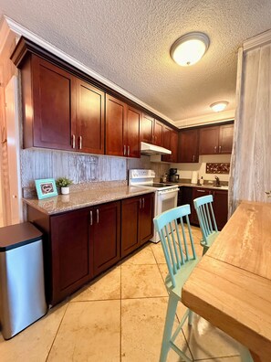 Frigorífic, microones, forn i placa de cuina 