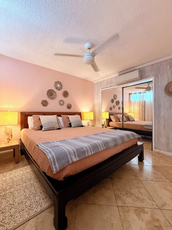 1 dormitori, planxa i posts de planxar i un bressol de viatge 