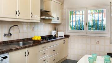 House, 3 Bedrooms, Terrace | Private kitchen