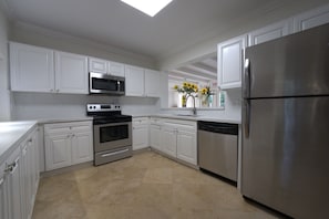 Fridge, microwave, oven, cookware/dishes/utensils - Biscayne Park 3BD2BA Spacious (North Miami)