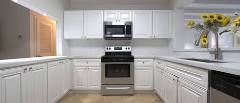 冷蔵庫、電子レンジ、オーブン、調理器具と食器