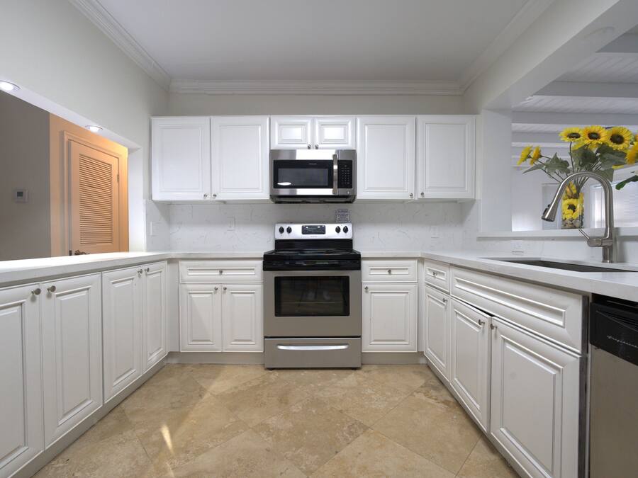 Geladeira, micro-ondas, fogão, talheres/pratos/utensílios de cozinha