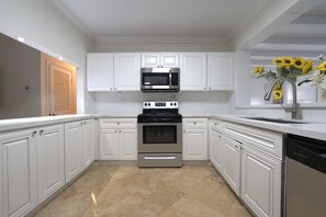Fridge, microwave, oven, cookware/dishes/utensils - Biscayne Park 3BD2BA Spacious (North Miami)