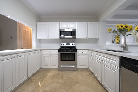 Refrigerador, microondas, horno, utensilios de cocina. Biscayne Park 3BD2BA Spacious