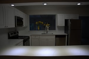 Refrigerador, microondas, horno, utensilios de cocina