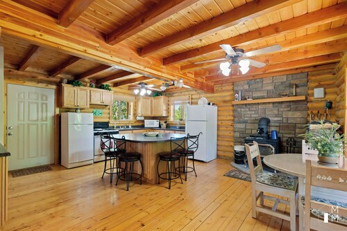 Gorgeous mountain property! Beautiful cabin, perfect for families and groups.