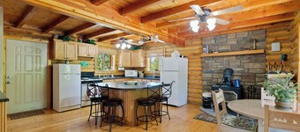 Gorgeous mountain property! Beautiful cabin, perfect for families and groups.