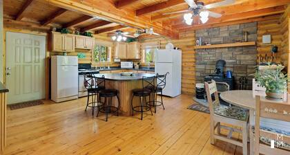Gorgeous mountain property! Beautiful cabin, perfect for families and groups.