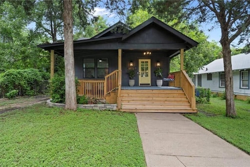 The Pinewood House - 3-bedroom house in the heart of Waco