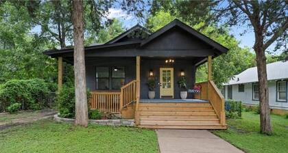 The Pinewood House - 3-bedroom house in the heart of Waco