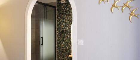 Comfort Double Room, Courtyard View | Bathroom | Shower, towels, soap, shampoo