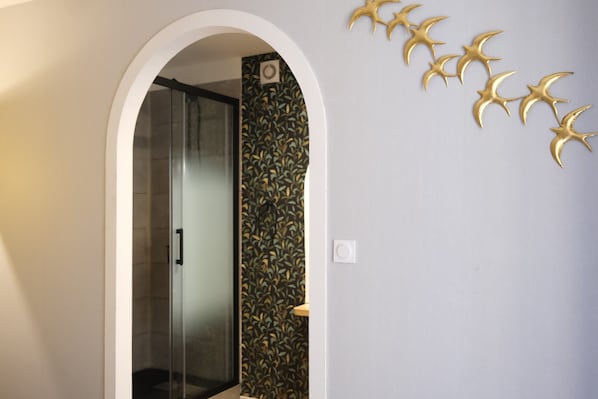 Habitación Confort doble, vistas al patio | Baño | Ducha, toallas, jabón y champú