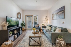 TV - Spacious Modern 1BR 1BA | Downtown Redmond - 2 (Redmond)