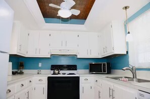 Køleskab, mikrobølgeovn, ovn, kogeplade